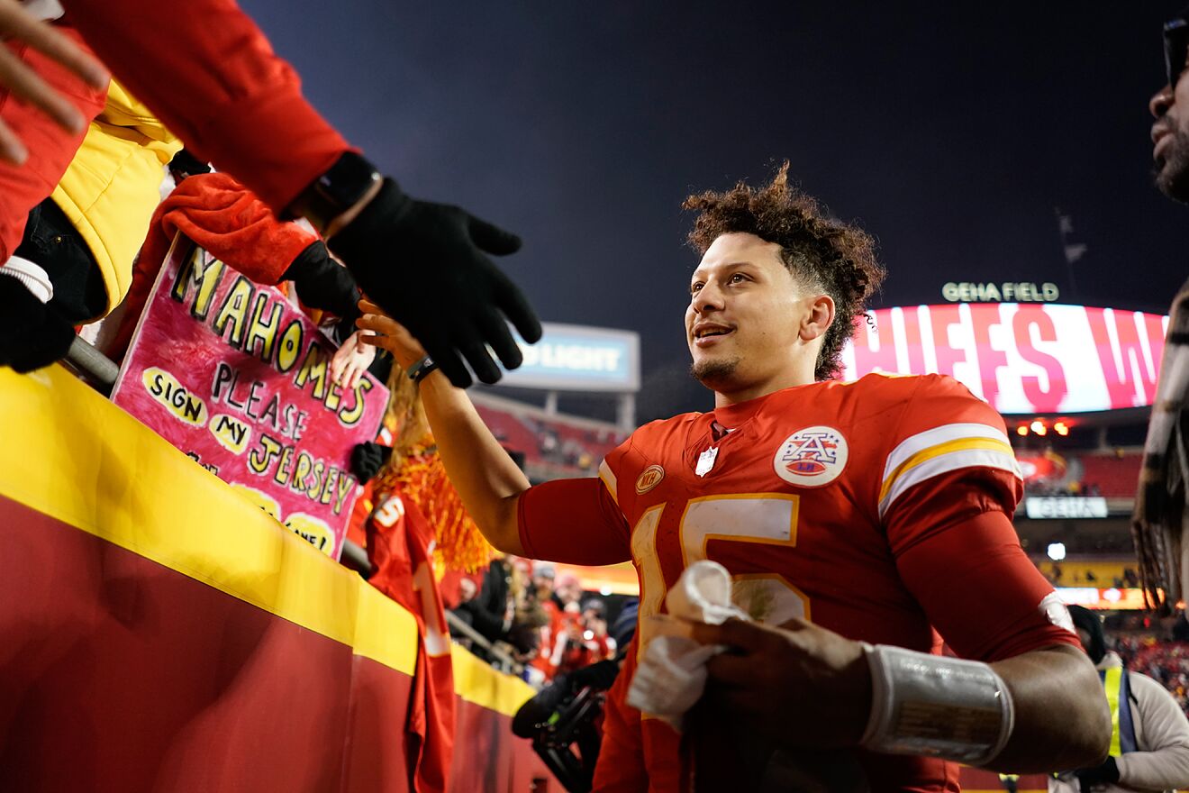 Heartwarming Moment: Patrick Mahomes Inspires with On-Field Gesture, Fulfilling a Young Fan’s Dreams.