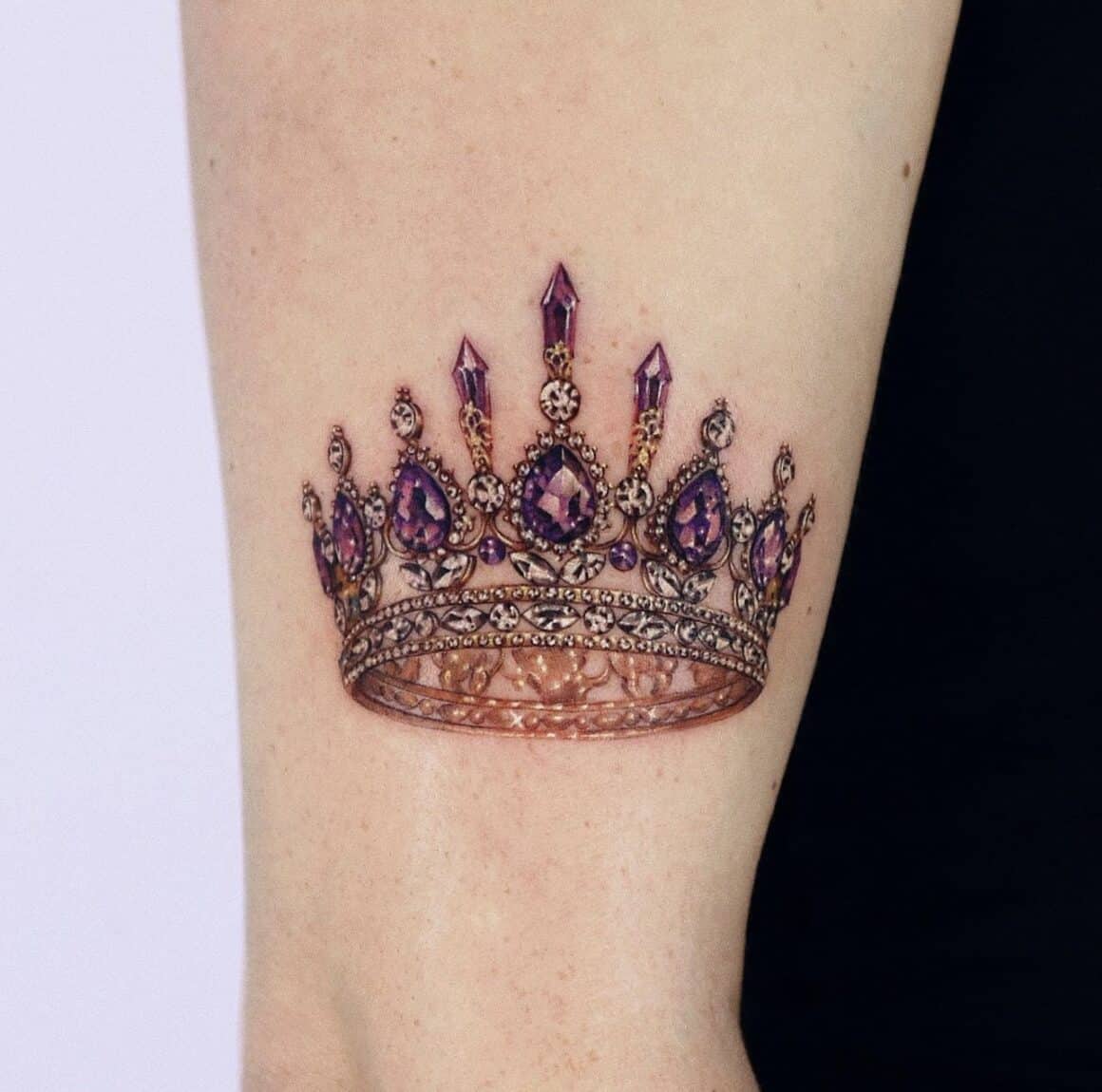 20 Glorious Crown Tattoos To Make You Feel Like Royalty