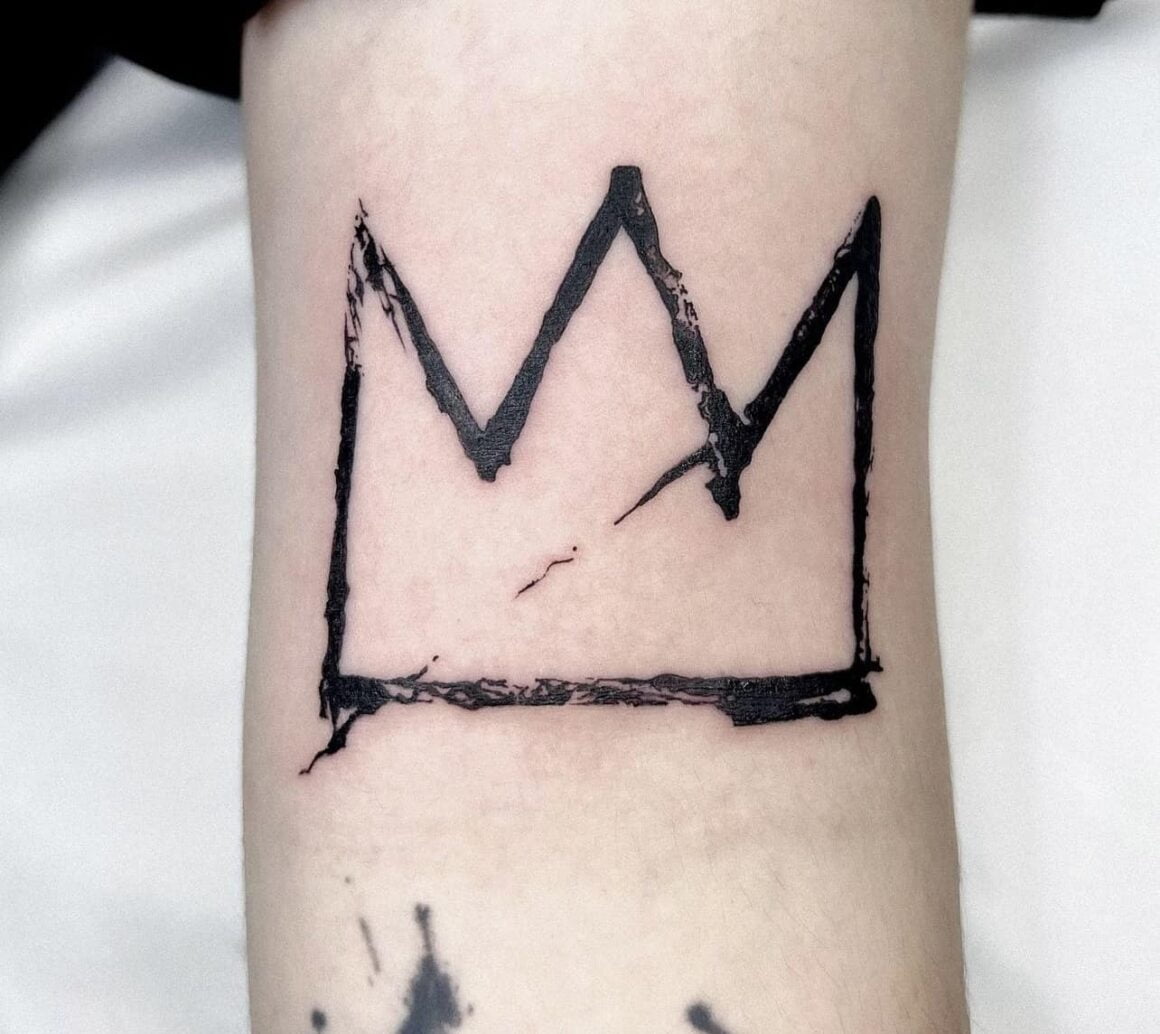 20 Glorious Crown Tattoos To Make You Feel Like Royalty