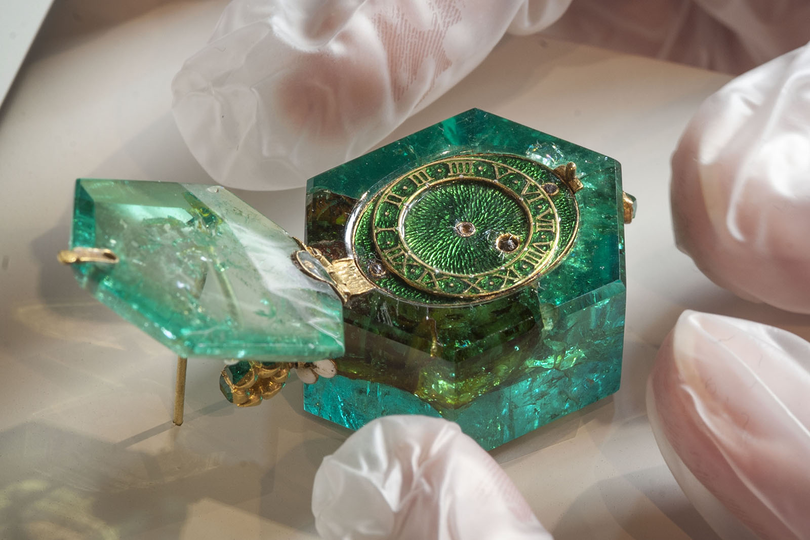 Rare 17th Century Colombian Emerald Watch: A Unique Jewel That Arouses Astonishment