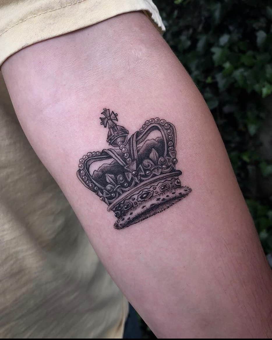 20 Glorious Crown Tattoos To Make You Feel Like Royalty