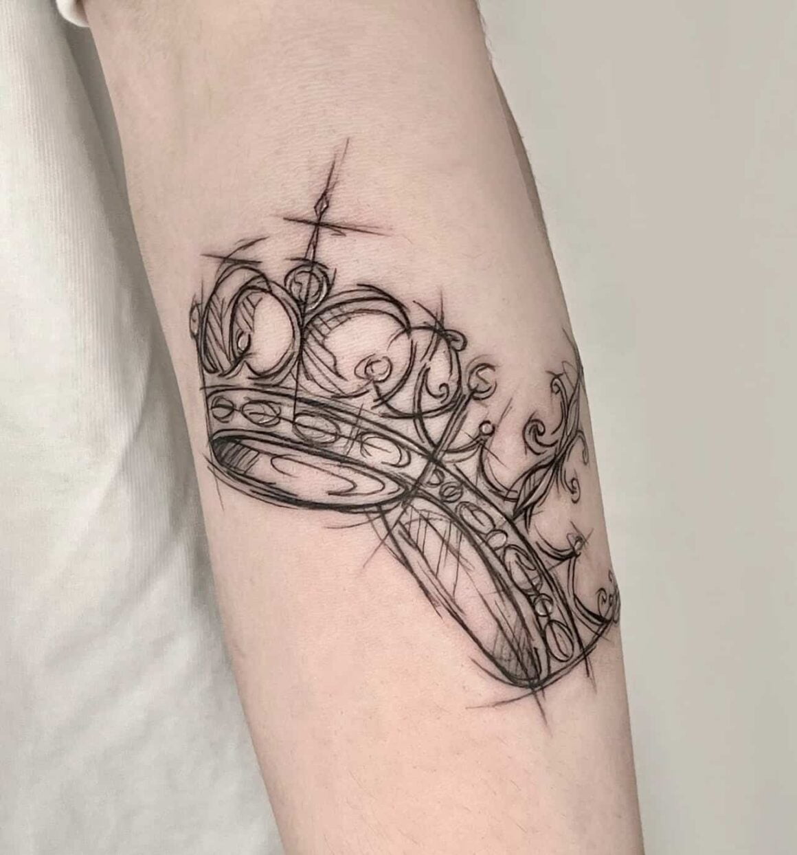 20 Glorious Crown Tattoos To Make You Feel Like Royalty