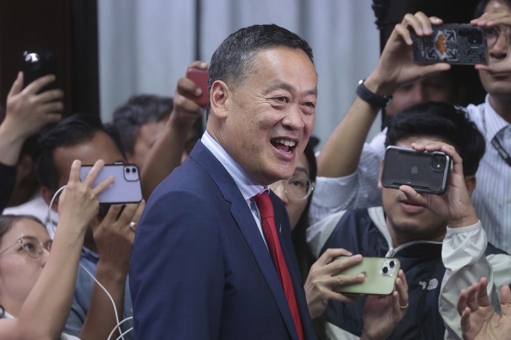 Thailand media crews surrounded the politician from the Pheu Thai Party, Srettha Thavisin, as he attended a press conference after the Thai parliament elected him as the prime minister candidate in Bangkok, Thailand, on Tuesday (22/8/2023).