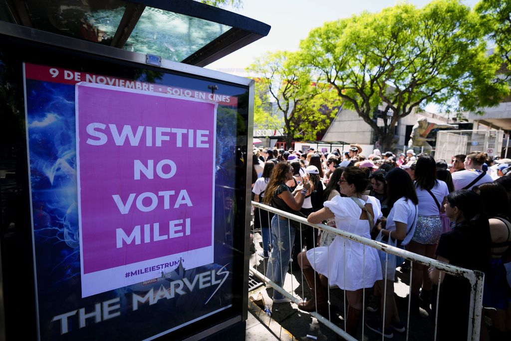 Taylor Swift fans lined up at the entrances of the Monumental Stadium in Buenos Aires, Argentina, on November 9, 2023.