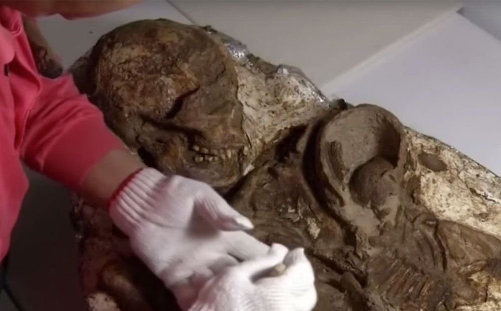 Touching Discovery: 4,800-Year-Old Skeleton Unveils Ancient Mother Cradling Her Child in Taiwan