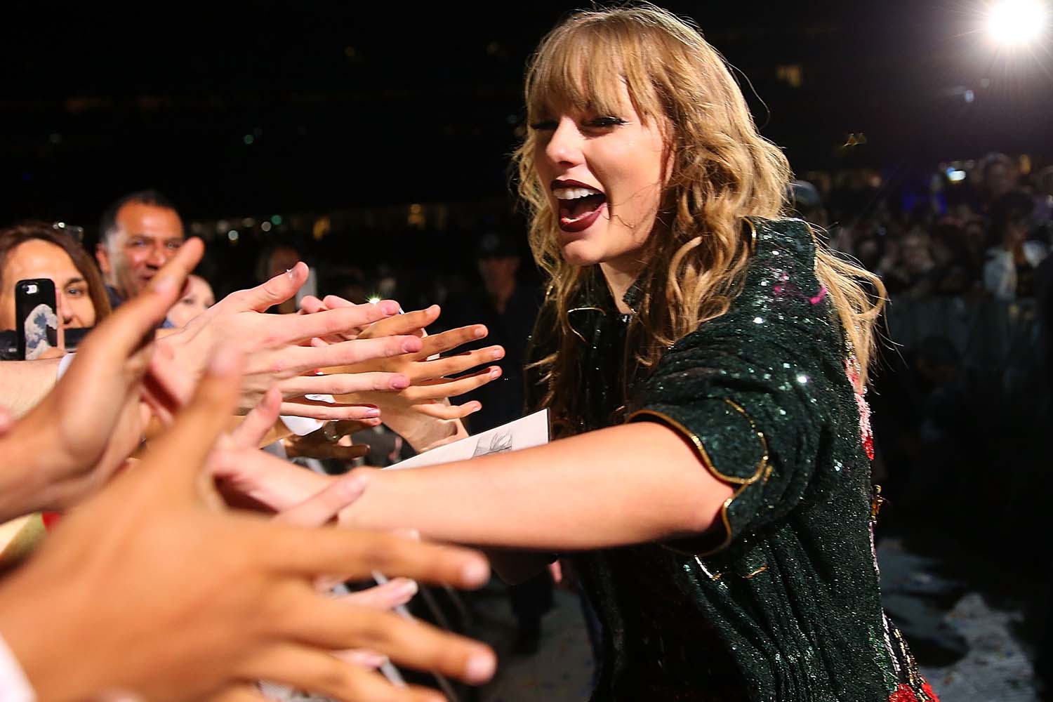 Taylor Swift donates to fan struggling with medical bills