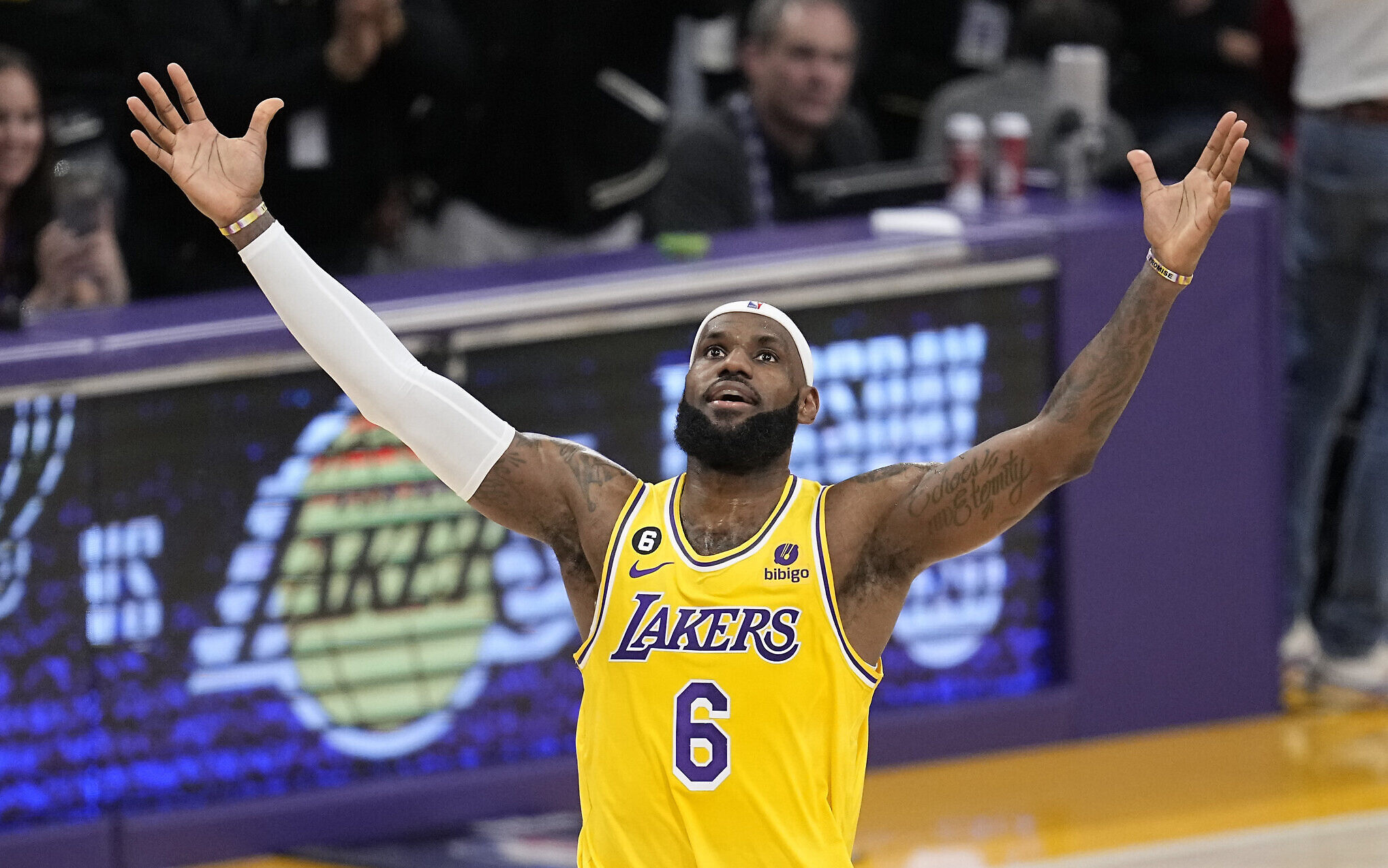 LeBron James breaks NBA all-time scoring record, surpassing Kareem Abdul-Jabbar | The Times of Israel